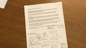 30 ledamöter skrev under motionen där man krävde att ärendet avgörs i fullmäktige. Motion som lämnats in i Åbo stadsfullmäktige.