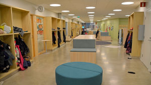 Både Vårberga skola och Kevätkummun koulu är verksamma i skolbyggnaden. En tom skolkorridor.