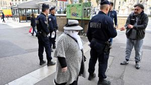Poliskontroll i Marseille 17.3.2020. Ingen onödig utomhusvistelse är tillåten. Dokument på orsaken till utevistelsen måste uppvisas. I annat fall kan det bli böter. Poliskontroll i Marseille 17.3.2020. Ingen onödig utomhusvistelse är tillåten. Dokument på orsaken till utevistelsen måste uppvisas. I annat fall kan det bli böter.