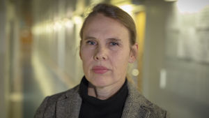 Leena Turpeinen på Helsingfors stad berättar att personer som är 80 år eller äldre ska kunna vaccineras från och med nästa vecka. Leena Turpeinen, Helsingin sosiaali- ja terveyspalvelujen johtaja