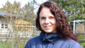 Anna Price har tre söner och hon önskar att de alla skulle få börja sin skolgång i en mindre skola. En mamma