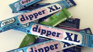 Myndigheterna granskade bland annat halten av det blåa färgämnet E133 i godiset. Dipper-karkkeja läjässä.