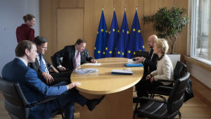 De fyra länderna har kommit att kallas "den sparsamma kvartetten". Här sitter ländernas regeringschefer i möte med Europeiska rådets och EU-kommissionens ordföranden Charles Michel och Ursula von der Leyen. Danmarks, Nederländernas, Sveriges och Österrikes regeringschefer till vänster och EU:s ledare på höger.