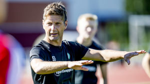 Arkivbild. Stefan Strömborg är nöjd med hur laget har presterat under säsongen. En fotbollstränare under en match.
