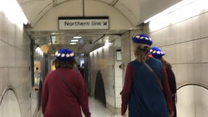 Britter särskilt i London har ställt sig positiva till EU. Damerna på bilden är fotograferade 20. oktober 2018 i London när de var på väg för att delta i en demonstration för EU och mot brexit. Omkring 700 000 personer deltog i demonstrationen. Tre damer med EU-hattar vandrar i Londons underground-gångar på väg till en demonstration för EU och mot brexit den 20 oktober 2018.