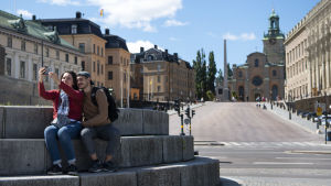 Nu upptäcker både finländare och svenskar betydelsen av öppna gränser, säger Mikko Majander. Turister i Stockholm utanför kungliga slottet.