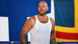 Det går inte längre att avfärda Helenius med en axelryckning. Det har han bevisat de senaste åren. Robert Helenius med Ålands och Finlands flagga i bakgrunden.