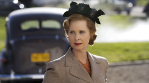 Cynthia Nixon spelar karaktären Gwendolyn. På bilden syns Cynthia Nixon iklädd kläder tidstypiska för 1950-talet; en svart hatt och beige kostym. Hon står utomhus och bakom henne syns en gräsmatta där en mörk bil stå parkerad.