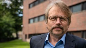 Rune Stenbacka, professor vid Hanken, kritiserar regeringen för att stöden kom i fel ordning. personporträtt Rune Stenbacka professor