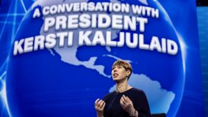 Estlands president Kersti Kaljulaid talar på en konferens i Washington DC. Också i Estland är presidentrollen i första hand förknippad med utrikespolitiken och därför har Kaljulaid fått mycket kritik, och rosor också, för sina inrikespolitiska ställningstaganden. "Det är mitt jobb att försvara grundlagen", svarar hon på den kritiken. Estlands president Kersti Kaljulaid talar på en konferens i Washington DC.