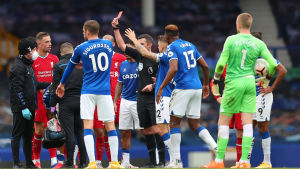 Domaren Micheal Oliver fick damma av sitt röda kort i derbyt där Richarlison blev utvisad. Domaren Micheal Oliver fick damma av sitt röda kort i derbyt där Richarlison blev utvisad.