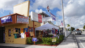 Norma Valdivias butik i Miami säljer Trumpvaror i alla former Butik för kampanjprodukter a la Trump i Miami.
