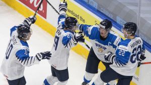 Vilt firande efter att Roni Hirvonen (till höger) kvitterat till 3–3. Juniorlejonen firar i klunga.