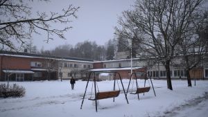 Skolvärlden kan vara tuff. Om det naturliga sociala sammanhanget faller bort händer det lätt att man känner sig vilsen. Karis svenska högstadium