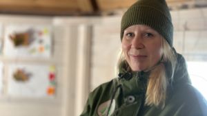 Jag önskar att flera kvinnor kom med, säger Annika Sandelin. En kvinna i friluftskläder står inne i en trädkoja