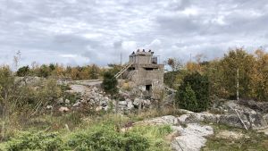 Hangö fågelstations observationsplats på Uddskatan. Personer uppe i ett torn pbserverar fåglar
