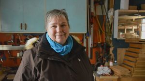 Claire Witick-Mäkelä har bott större delen av sitt vuxna liv i Skata. Claire Witick-Mäkelä står i sitt förråd med inredning från 1970-talet.