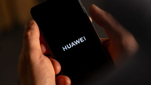 Kinesiska it-jätten Huawei har blivit en stor global spelare. Huawei P40 Pro+ älypuhelin Leica-kameralla ilman Googlen palveluja lähikuvassa, käynnistysnäyttö, Helsinki, 11.9.2020.