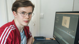 Oliver Heikkinen är 15 år. Hans hobby är att göra videor pojke sitter vid dator