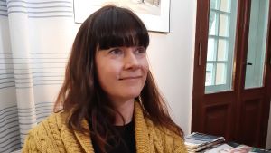 Tanja Aaltonen trivs på Själö. Tanja Aaltonen, en dam med mörkt hår i pagefrisyr och en gul tröja.