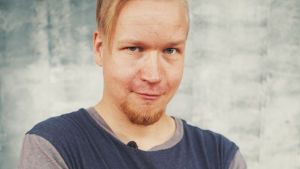Lähikuvassa ohjaaja Antti Kemppainen.