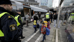 Svensk polis kontrollerar resenärer i Malmö. Svensk polis kontrollerar resenärer i Malmö.