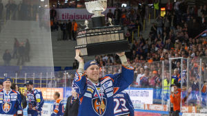 Patrik Laine var en stjärna redan i Tappara. Patrik Laine lyfter bucklan, april 2016.