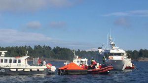 Sommaren till sjöss förväntas bli livlig, och Calle Storm hoppas att flytten och den ökade synligheten gör att fler får upp ögonen för de frivilliga sjöräddarnas verksamhet. Sjöräddningsövning pågår i Hitis skärgård med många deltagare.