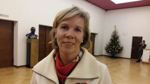 Anna-Maja Henriksson SFP:s ordförande Anna-Maja Henriksson, iklädd vit kappa.