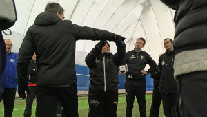 Eija Feodoroff visar ofta handgripligen hur hon vill ha det. Tillslagstränaren Eija Feodoroff instruerar fotbollstränare.