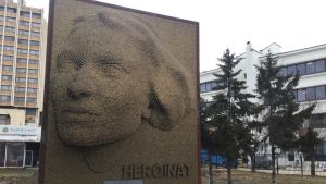 Hjältinnemonumentet i centrala Pristina uppmärksammar alla kvinnor som har drabbats av de krig Kosovo har kämpat. Hjältinnemonumentet i Kosovos huvudstad Pristina. Porträtt av okänd kvinna.