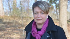 Jeanette Pajunen. En porträttbild utomhus av Jeanette Pajunen som är social- och hälsovårdsdirektör i Raseborg.