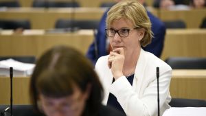 Anna-Maja Henriksson i riksdagen den 1 juni. SFP:s ordförande Anna-Maja Henriksson på riksdagens frågetimme den 1 juni 2017.