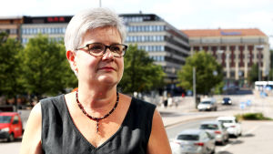 Finns det skillnader i hur män och kvinnor använder dialekt? Den frågan funderar Caroline Sandström kring under sitt föredrag på Föredragsmaraton, 8-9.9 på Svenska Teatern. Caroline Sandström