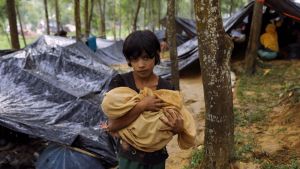 En flicka ur folkgruppen rohingya bär en baby i ett flyktingläger nära staden Teknaf i Bangladesh den 5 september 2017. En flicka ur folkgruppen rohingya bär en baby efter att ha anlänt till ett flyktingläger nära staden Teknaf i Bangladesh den 5 september 2017.