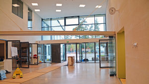 Här kommer bland annat bibliotekets kunder in. Biblioteket till höger och ungdomsgården till vänster. Aula
