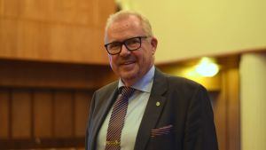 Återbetalningen blir längre om inte datacentralen blir verklighet, säger Raseborgs stadsdirektör Ragnar Lundqvist. Ragnar Lundqvist, Raseborgs stadsdirektör