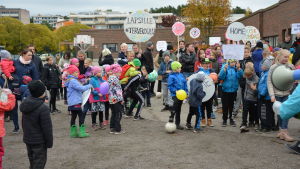 Föräldrar och elever protesterar vid S:t Karins svenska skola och Hovirinnan koulu.