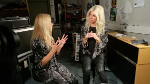 Krista har mest fina minnen från Kaskö. Kanske en försvarsmekanism, funderar hon. Man vill ju inte minnas det dåliga. Krista och Christoffer sitter i en musikstudio och pratar med varandra. Christoffer är utklädd till Krista i blond peruk. Han härmar också hennes kroppsspråk.