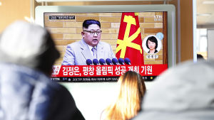 Kim Jong-Uns försonliga nyårstal uppskattades i Sydkorea men inte i USA Sydkoreaner följer med Kim Jong-Uns nyårstal som ingav hopp om att Nordkorea inte tänker sabotera OS