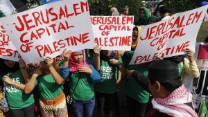 Trumps beslut att erkänna Jerusalem har utlöst protester över hela världen. Här demonstrerar muslimer i Filippinerna mot beslutet. Trumps beslut att erkänna Jerusalem har utlöst protester över hela världen. Här demonstrerar muslimer i Filippinerna mot beslutet.