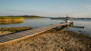 Sjöflygplan kunde få en landningsplats vid stranden i Störsvik. Ett sjöflygplan vid en brygga.