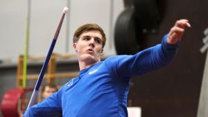 Säsongen inleds i Vanda den 26 maj. Spjutkastaren Oliver Helander kasttränar inomhus i Kuortane.