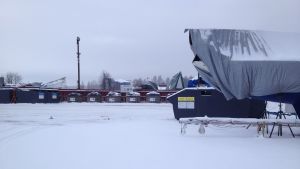 Här samlas olika sorters avfall in i Ingå kyrkby. Det planeras bostadsmässa i Ingå och insamlingskärlen får flytta på sig då.
