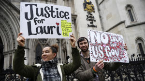 Anhängare till Love utanför domstolen i London Anhängare till Lauri Love utanför den domstol som stödde hans ansökan om att han inte ska utlämnas.