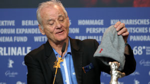 Skådespelaren Bill Murray tog emot Silverbjörnen för regissören Wes Anderson. Skådespelaren Bill Murray tog emot Silverbjörnen för regissören Wes Anderson.