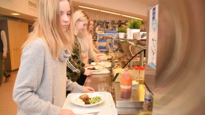 I slutet av matserveringen kan man själv krydda sin mat. Matilda Hellström och Ida Bäckström tar åt sig mat i skolmatsalen i Källhagens skola i Virkby.