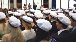Gymnasielärarna får lika lön för lika arbete. Studentdimission i i Brändö gymnasium.
