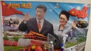 Också i privata utrymmen finns det ofta affischer på Xi. Här är han tillsammans med sin likaså populära hustru Peng Liyuan. Personkulten kring Xi Jinping växer i Kina. Affisch på honom och hans fru i privat lokal.
