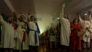 Ku Klux Klan-medlemmarna är väldigt entusiastiska då de ser på The Birth of a Nation. Medlemmarna i den lokala Ku Klux Klan-avdelningen är alla uppklädda i vita kåpor och gör nazisthälsning.